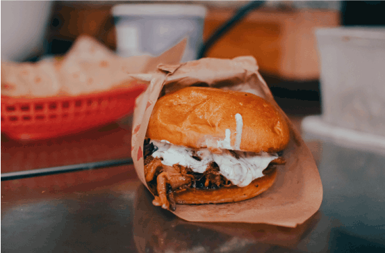 Burgers & fresh fries, c’est l’incontournable burger maison et les frites fraiches, un véritable Diner à l’américaine.
