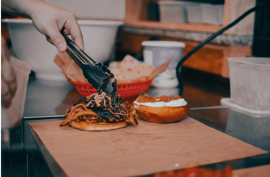 Burgers & fresh fries, c’est l’incontournable burger maison et les frites fraiches, un véritable Diner à l’américaine.